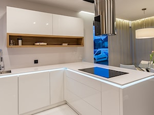 Meble kuchenne automatycznie otwierane - Średnia otwarta z salonem biała z zabudowaną lodówką kuchnia w kształcie litery l w kształcie litery u, styl nowoczesny - zdjęcie od Zirador - Meble tworzone z pasją