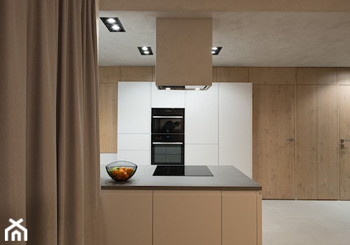 Biała minimalistyczna kuchnia - Średnia otwarta z kamiennym blatem z zabudowaną lodówką kuchnia w kształcie litery l z wyspą lub półwyspem z oknem, styl minimalistyczny - zdjęcie od Zirador - Meble tworzone z pasją