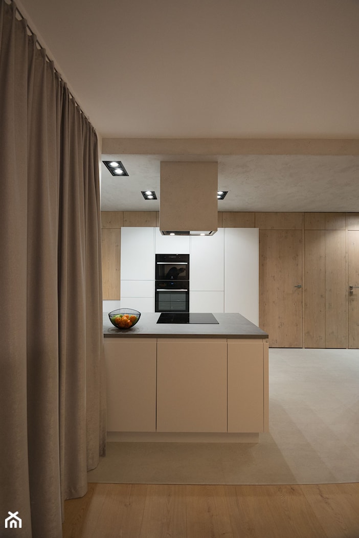 Biała minimalistyczna kuchnia - Średnia otwarta z kamiennym blatem z zabudowaną lodówką kuchnia w kształcie litery l z wyspą lub półwyspem z oknem, styl minimalistyczny - zdjęcie od Zirador - Meble tworzone z pasją - Homebook