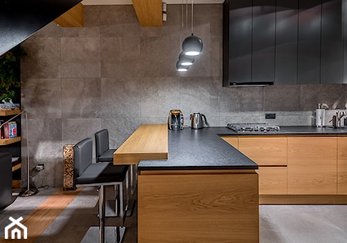 Meble do nowoczesnego domu - Duża otwarta z salonem szara z zabudowaną lodówką kuchnia w kształcie litery l z marmurem nad blatem kuchennym, styl nowoczesny - zdjęcie od Zirador - Meble tworzone z pasją