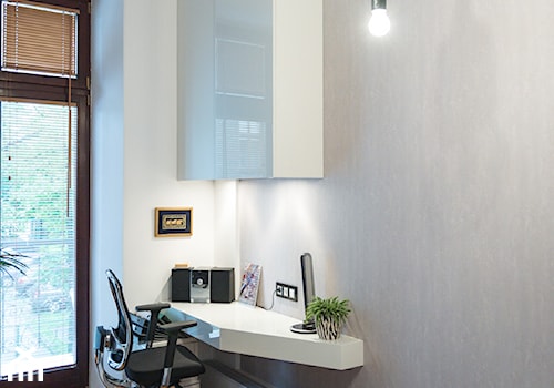 Meble do nowoczesnego mieszkania - Średnia szara z biurkiem sypialnia z balkonem / tarasem, styl minimalistyczny - zdjęcie od Zirador - Meble tworzone z pasją