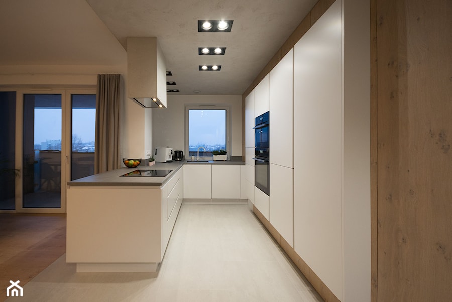 Biała minimalistyczna kuchnia - Duża otwarta z salonem z kamiennym blatem szara z zabudowaną lodówką z nablatowym zlewozmywakiem kuchnia w kształcie litery u z oknem, styl minimalistyczny - zdjęcie od Zirador - Meble tworzone z pasją