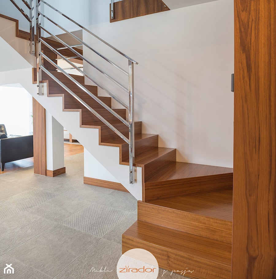 Stolarka do domu z dużym salonem - Schody zabiegowe wachlarzowe drewniane betonowe, styl nowoczesny - zdjęcie od Zirador - Meble tworzone z pasją