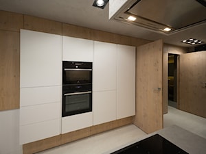 Biała minimalistyczna kuchnia - Duża zamknięta z kamiennym blatem z zabudowaną lodówką kuchnia w kształcie litery l, styl minimalistyczny - zdjęcie od Zirador - Meble tworzone z pasją