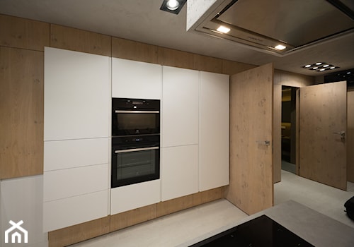 Biała minimalistyczna kuchnia - Duża zamknięta z kamiennym blatem z zabudowaną lodówką kuchnia w kształcie litery l, styl minimalistyczny - zdjęcie od Zirador - Meble tworzone z pasją