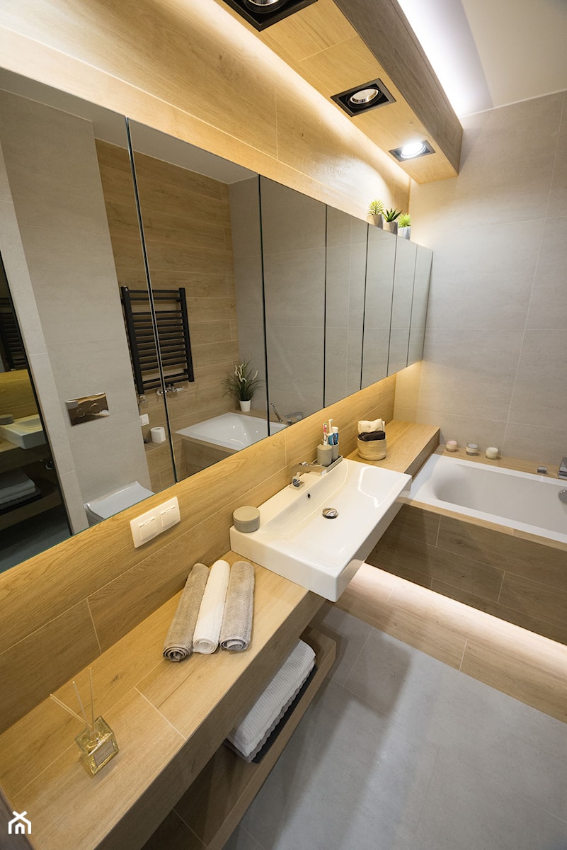 Biała minimalistyczna kuchnia - Średnia na poddaszu bez okna z punktowym oświetleniem łazienka, styl nowoczesny - zdjęcie od Zirador - Meble tworzone z pasją