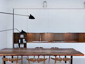 Apartament skandynawski - Średnia otwarta z salonem biała z zabudowaną lodówką z nablatowym zlewozmywakiem kuchnia jednorzędowa z kompozytem na ścianie nad blatem kuchennym - zdjęcie od Będkowska Studio