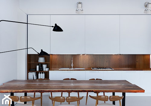 Apartament skandynawski - Średnia otwarta z salonem biała z zabudowaną lodówką z nablatowym zlewozmywakiem kuchnia jednorzędowa z kompozytem na ścianie nad blatem kuchennym - zdjęcie od Będkowska Studio