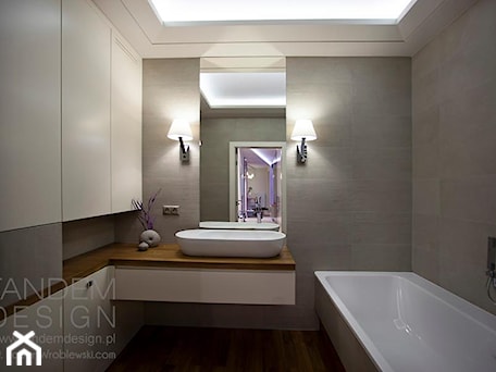 Aranżacje wnętrz - Łazienka: Apartament Murano - Średnia łazienka, styl nowoczesny - Tandem Design. Przeglądaj, dodawaj i zapisuj najlepsze zdjęcia, pomysły i inspiracje designerskie. W bazie mamy już prawie milion fotografii!