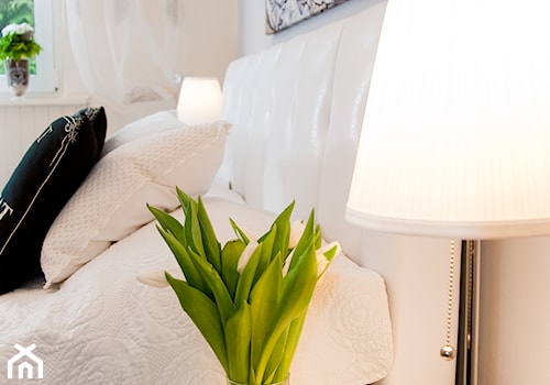 DOM W STYLU PROWANSALSKIM - Mała beżowa biała sypialnia, styl prowansalski - zdjęcie od Y N O X ARCHITEKTURA WNĘTRZ