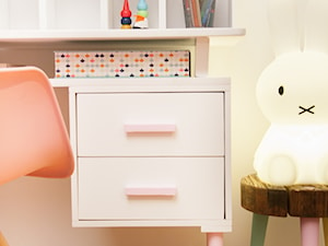 Biurko do pokoju dziecięcego + półka domek - zdjęcie od MyWoodVillage - Naturalnie i z pomysłem...