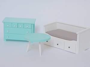 Mebelki dla lalek - Hemnes IKEA + miętowa komoda oraz stolik - zdjęcie od MyWoodVillage - Naturalnie i z pomysłem...