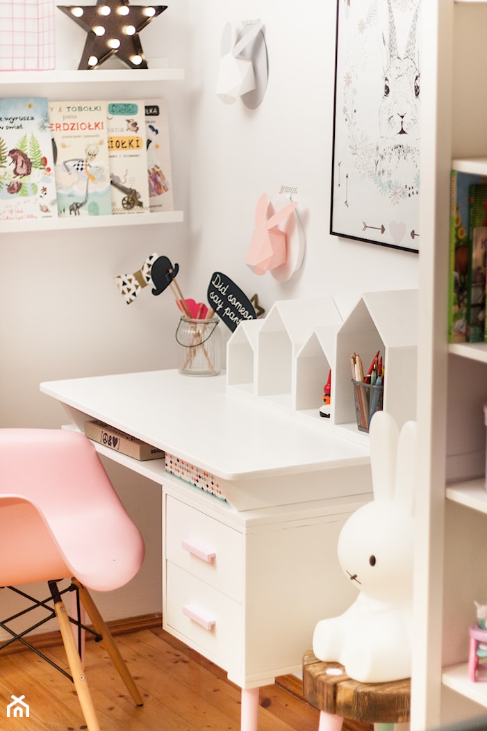 Biurko do pokoju dziecięcego + półka domek - zdjęcie od MyWoodVillage - Naturalnie i z pomysłem... - Homebook