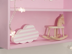 Różowy domek - półka - z drewnianym napisem - zdjęcie od MyWoodVillage - Naturalnie i z pomysłem...
