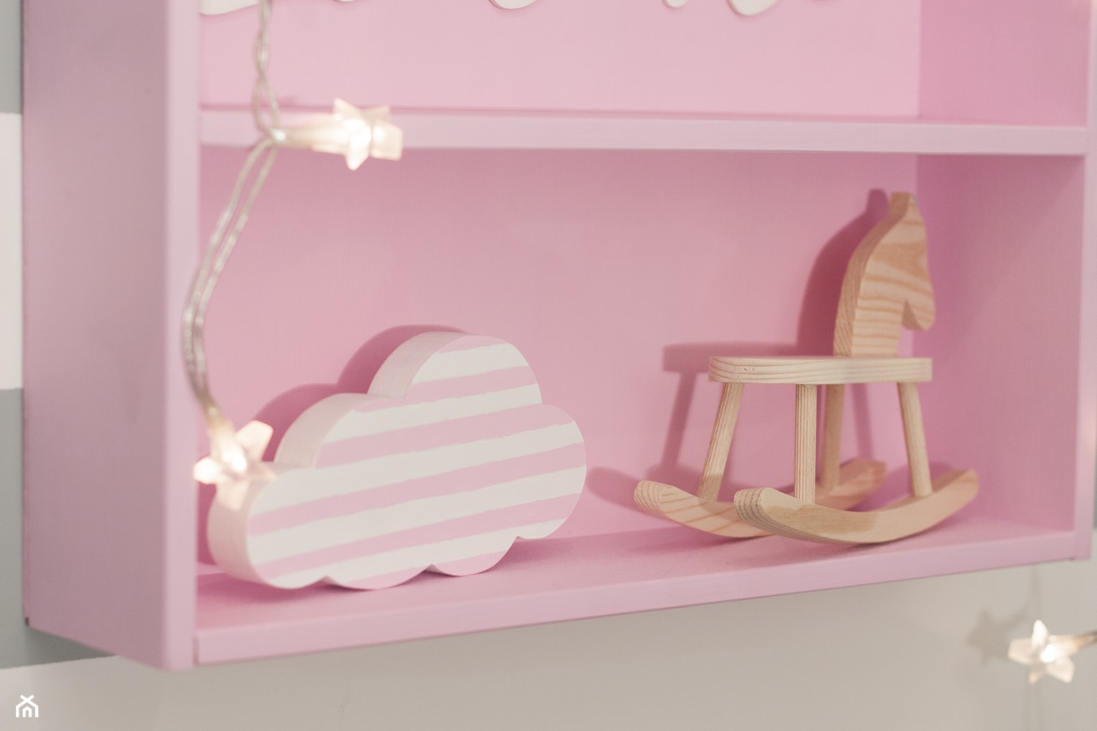 Różowy domek - półka - z drewnianym napisem - zdjęcie od MyWoodVillage - Naturalnie i z pomysłem... - Homebook