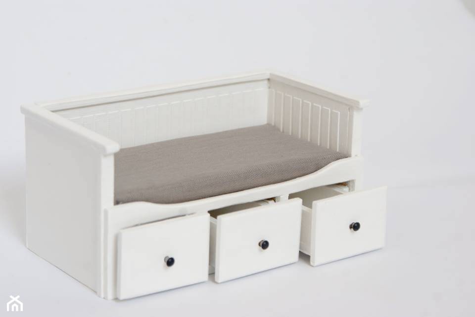 Mebelki dla lalek - Hemnes IKEA + miętowa komoda oraz stolik - zdjęcie od MyWoodVillage - Naturalnie i z pomysłem... - Homebook