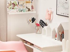 Biurko do pokoju dziecięcego + półka domek - zdjęcie od MyWoodVillage - Naturalnie i z pomysłem...