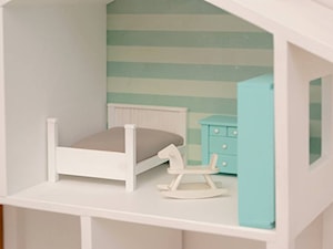 Domek dla lalek - z mebelkami zrealizowany przez MyWoodVillage - zdjęcie od MyWoodVillage - Naturalnie i z pomysłem...