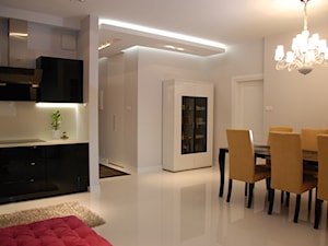 APARTAMENT NA ŻOLIBORZU - Mały biały salon z kuchnią z jadalnią, styl glamour - zdjęcie od YNOX Projektowanie i Aranżacje wnętrz Marlena i Robert Kościółek