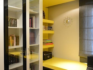 APARTAMENT Z GWIAZDĄ ROCKA - Małe z zabudowanym biurkiem szare biuro, styl nowoczesny - zdjęcie od DALMIKO DESIGN Pracownia Projektowa