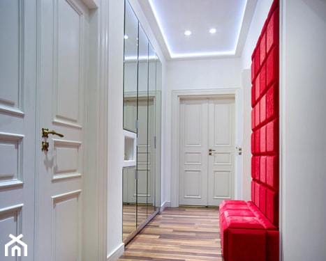czerwone siedzisko w długim białym korytarzu