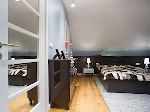 DOM W PRZYTULNYCH SZAROŚCIACH - Średnia biała niebieska sypialnia, styl nowoczesny - zdjęcie od DALMIKO DESIGN Pracownia Projektowa