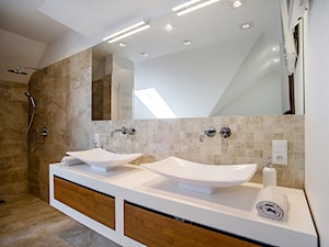DOM Z MUZYKĄ - Średnia na poddaszu z dwoma umywalkami z punktowym oświetleniem łazienka z oknem, styl nowoczesny - zdjęcie od DALMIKO DESIGN Pracownia Projektowa