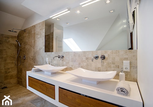 DOM Z MUZYKĄ - Średnia na poddaszu z dwoma umywalkami z punktowym oświetleniem łazienka z oknem, styl nowoczesny - zdjęcie od DALMIKO DESIGN Pracownia Projektowa