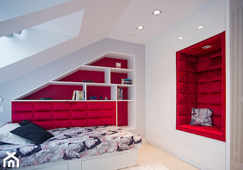 DOM NAD WISŁĄ - Średni biały czerwony pokój dziecka dla nastolatka dla dziewczynki, styl nowoczesny - zdjęcie od DALMIKO DESIGN Pracownia Projektowa
