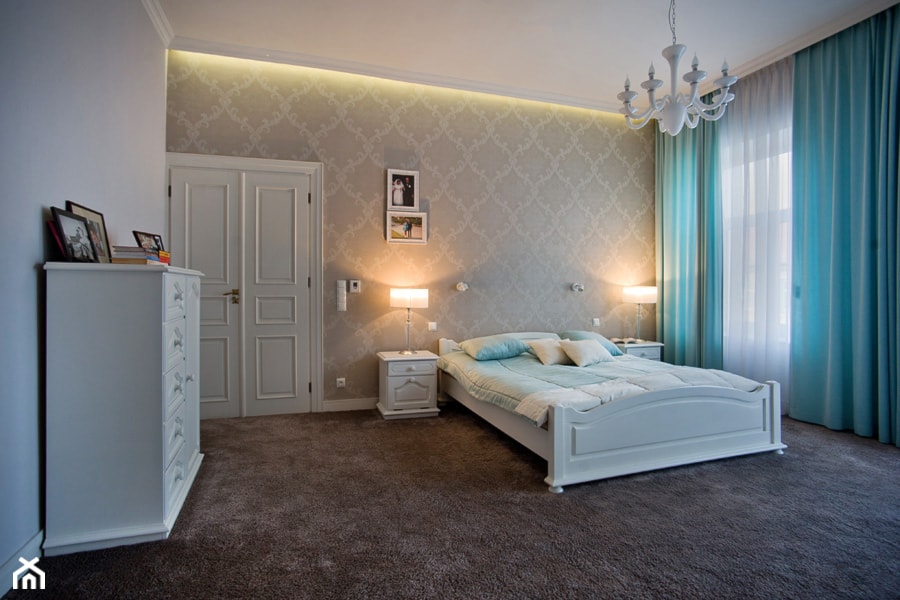 szara tapeta z białymi wzorami, białe łóżko z drewna, szary dywan, długie turkusowe zasłony w sypialni