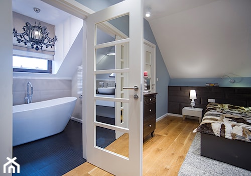 DOM W PRZYTULNYCH SZAROŚCIACH - Duża biała niebieska sypialnia z łazienką, styl nowoczesny - zdjęcie od DALMIKO DESIGN Pracownia Projektowa