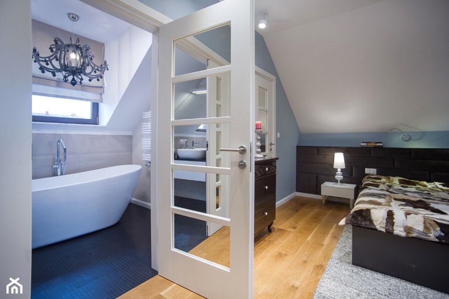 DOM W PRZYTULNYCH SZAROŚCIACH - Duża biała niebieska sypialnia z łazienką, styl nowoczesny - zdjęcie od DALMIKO DESIGN Pracownia Projektowa