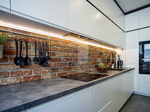 MIESZKANIE Z CEGŁĄ - Średnia otwarta kuchnia w kształcie litery l, styl nowoczesny - zdjęcie od DALMIKO DESIGN Pracownia Projektowa