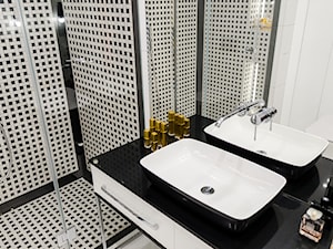 PO DRUGIEJ STRONIE LUSTRA - Mała bez okna z lustrem łazienka, styl nowoczesny - zdjęcie od DALMIKO DESIGN Pracownia Projektowa