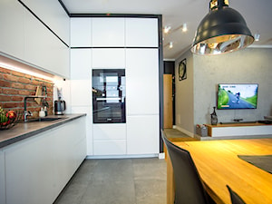 MIESZKANIE Z CEGŁĄ - Duża otwarta z salonem z kamiennym blatem biała szara z zabudowaną lodówką z podblatowym zlewozmywakiem kuchnia jednorzędowa z oknem, styl nowoczesny - zdjęcie od DALMIKO DESIGN Pracownia Projektowa