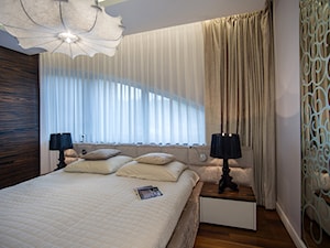 DOM NAD WISŁĄ - Średnia biała brązowa sypialnia, styl glamour - zdjęcie od DALMIKO DESIGN Pracownia Projektowa