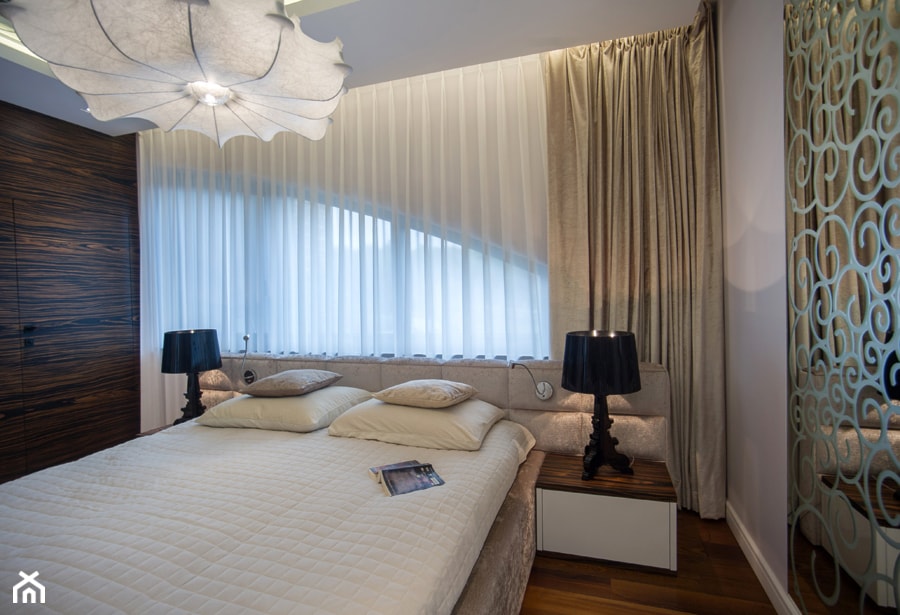 DOM NAD WISŁĄ - Średnia biała brązowa sypialnia, styl glamour - zdjęcie od DALMIKO DESIGN Pracownia Projektowa