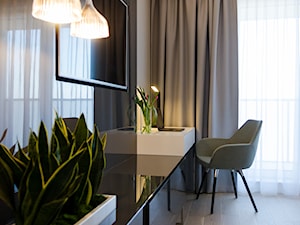 PO DRUGIEJ STRONIE LUSTRA - Szara sypialnia z balkonem / tarasem, styl nowoczesny - zdjęcie od DALMIKO DESIGN Pracownia Projektowa