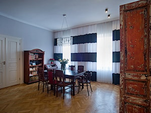KAMIENICA W CENTRUM PŁOCKA - Średnia szara jadalnia w salonie, styl nowoczesny - zdjęcie od DALMIKO DESIGN Pracownia Projektowa