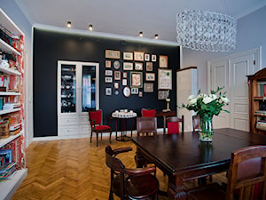 KAMIENICA W CENTRUM PŁOCKA - Mała czarna szara jadalnia w salonie, styl nowoczesny - zdjęcie od DALMIKO DESIGN Pracownia Projektowa
