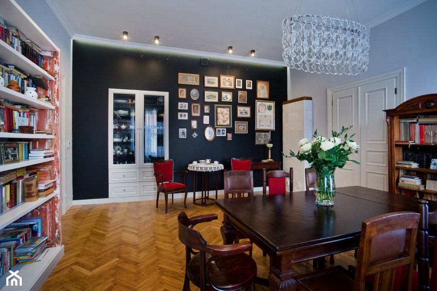 KAMIENICA W CENTRUM PŁOCKA - Mała czarna szara jadalnia w salonie, styl nowoczesny - zdjęcie od DALMIKO DESIGN Pracownia Projektowa