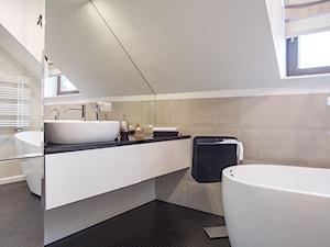 DOM W PRZYTULNYCH SZAROŚCIACH - Na poddaszu łazienka, styl nowoczesny - zdjęcie od DALMIKO DESIGN Pracownia Projektowa