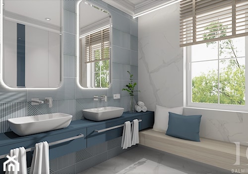 HOLLYWOODZKI SZNYT - Średnia z lustrem z dwoma umywalkami z marmurową podłogą z punktowym oświetleniem łazienka z oknem, styl nowoczesny - zdjęcie od DALMIKO DESIGN Pracownia Projektowa