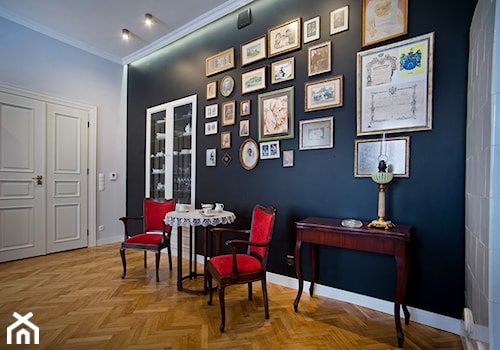 KAMIENICA W CENTRUM PŁOCKA - Mała biała niebieska jadalnia jako osobne pomieszczenie, styl nowoczesny - zdjęcie od DALMIKO DESIGN Pracownia Projektowa