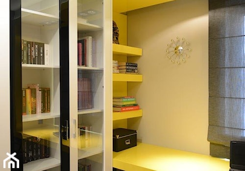 Małe z zabudowanym biurkiem szare żółte biuro, styl nowoczesny - zdjęcie od DALMIKO DESIGN Pracownia Projektowa