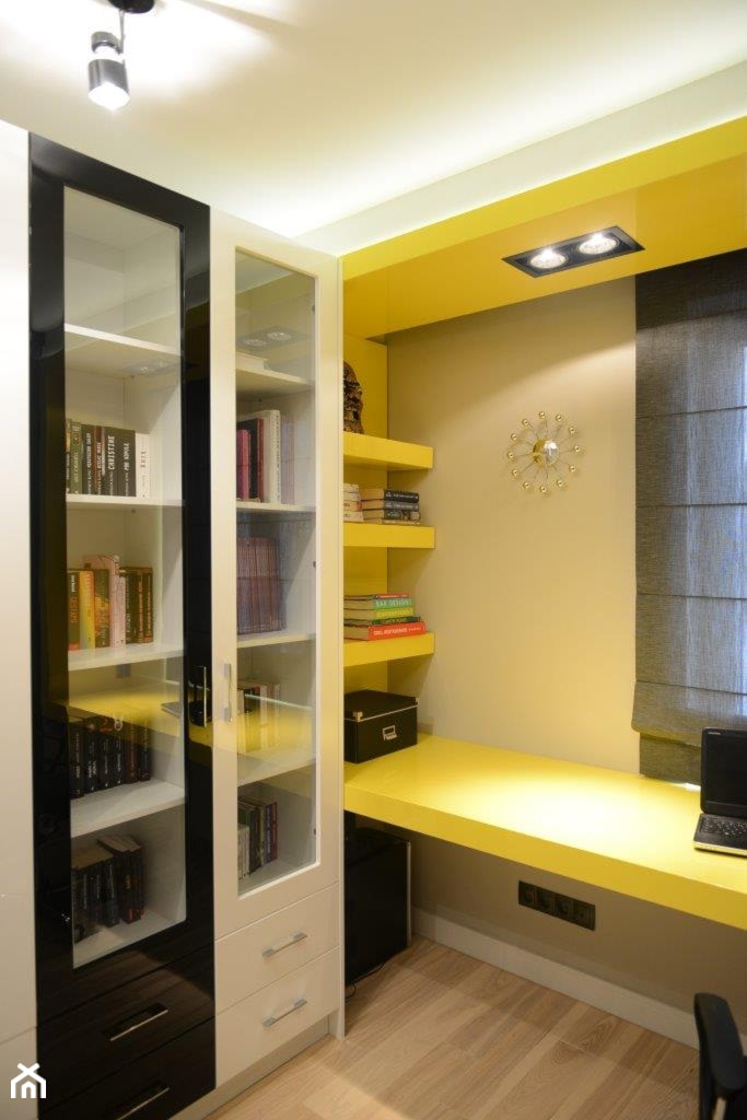 Małe z zabudowanym biurkiem szare żółte biuro, styl nowoczesny - zdjęcie od DALMIKO DESIGN Pracownia Projektowa