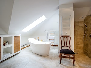 DOM Z MUZYKĄ - Duża na poddaszu jako pokój kąpielowy łazienka z oknem, styl nowoczesny - zdjęcie od DALMIKO DESIGN Pracownia Projektowa
