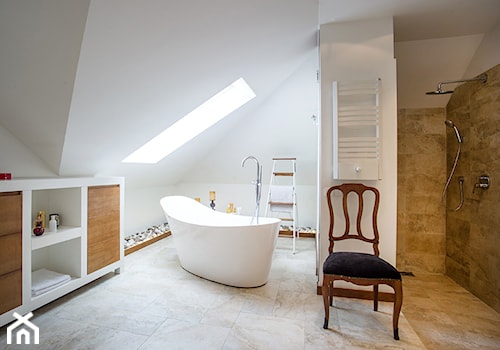 DOM Z MUZYKĄ - Duża na poddaszu jako pokój kąpielowy łazienka z oknem, styl nowoczesny - zdjęcie od DALMIKO DESIGN Pracownia Projektowa