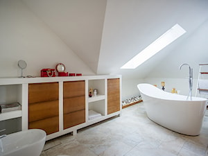 DOM Z MUZYKĄ - Średnia na poddaszu łazienka z oknem, styl nowoczesny - zdjęcie od DALMIKO DESIGN Pracownia Projektowa