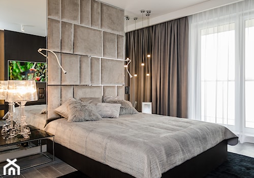 PUZZLE Z MCHU - Średnia biała brązowa z panelami tapicerowanymi sypialnia, styl nowoczesny - zdjęcie od DALMIKO DESIGN Pracownia Projektowa